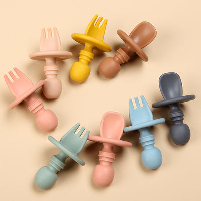 Bộ dao kéo silicone được FDA LFGB BPA phê duyệt Bộ muỗng nĩa đào tạo trẻ em Nĩa tròn Tay cầm Muỗng mềm