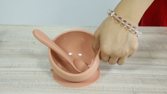 Bát ăn silicone cấp cho bé không bị trượt với bàn ăn hút