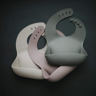 Có thể điều chỉnh phù hợp vừa vặn Yếm em bé silicone không thấm nước An toàn trong máy rửa chén