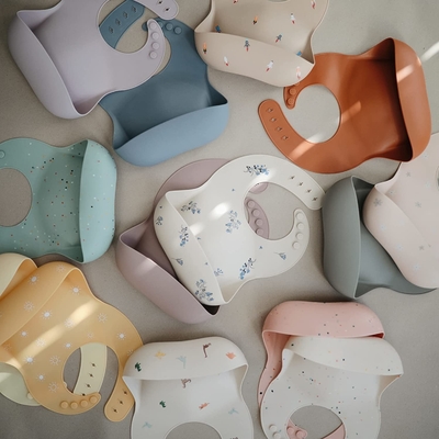 BPA Miễn phí mềm mại có thể điều chỉnh vừa vặn Yếm ăn silicone không thấm nước cho trẻ sơ sinh