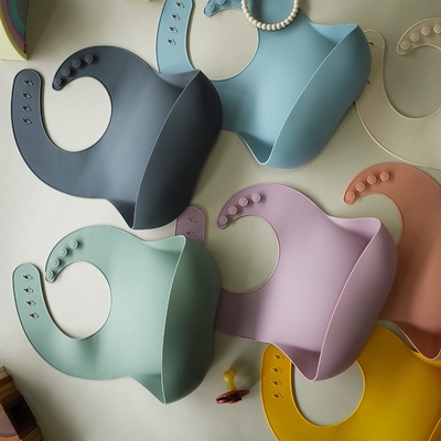 BPA Miễn phí mềm mại có thể điều chỉnh vừa vặn Yếm ăn silicone không thấm nước cho trẻ sơ sinh